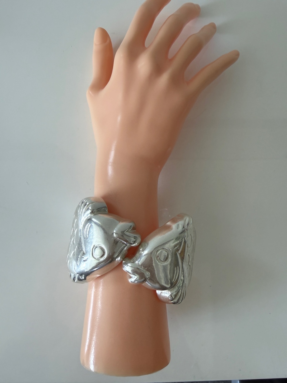 ANGELA CAPUTI Hinged Resin Fish Bracelet Bangle Bracelet - Silver